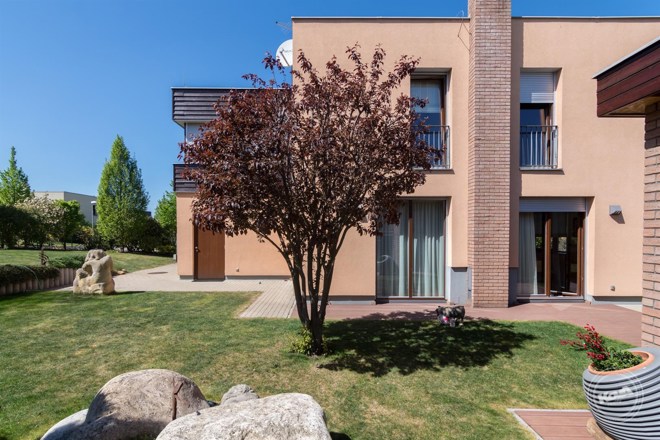 Prodej moderního RD s altánem a nádhernou zahradou 640 m² v Lipencích