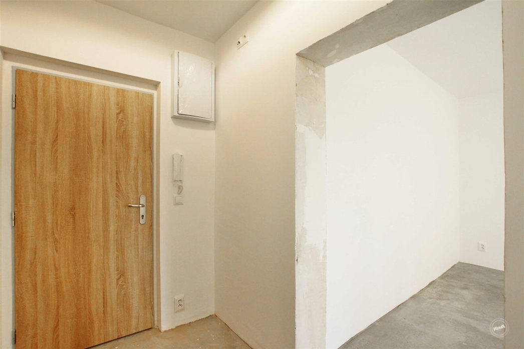 Pardubice,_prodej_bytu_2+kk_po_rekonstrukci_56_m2_+_lodzie,_sklep__014