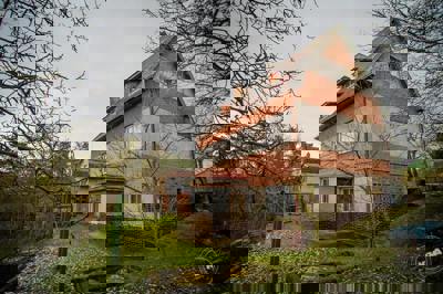 Dům má dva samostatné vchody. Z této strany je vidět druhý vchod - vstup do bytu 1+1. 2. Hradistko_04