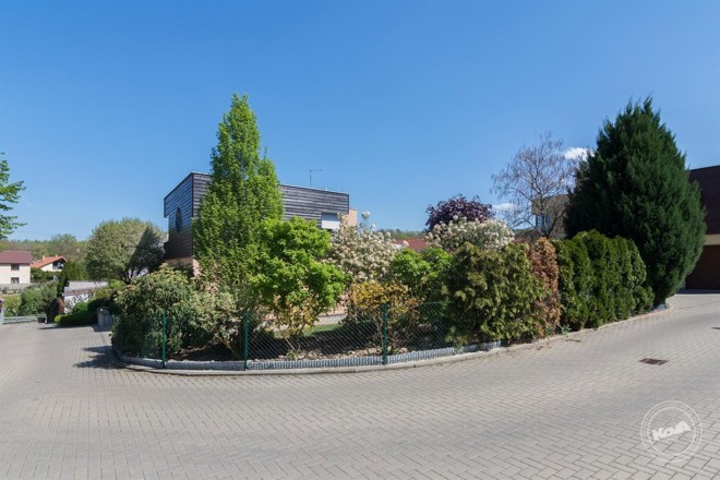 Prodej moderního RD s altánem a nádhernou zahradou 640 m² v Lipencích