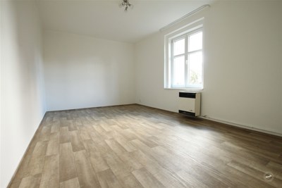 Světlá ložnice o velikosti 17 m2 Pronájem_útulného_a_světlého_bytu_2+kk,_Praha_3_–_Žižkov,_ulice_V_Domově_01