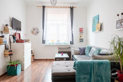 Slunný obývací pokoj s kuchyňským koutem Prodej_pěkného_bytu_2+kk,_51,5_m2_v_atraktivní_lokalitě_01