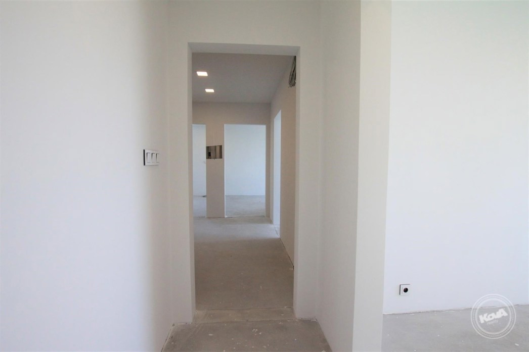 Prodej_bytu_3+kkL,_76_m²_s_výhledem_na_golfové_hřiště_011_(Kopírovat)