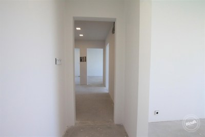 Prodej_bytu_3+kkL,_76_m²_s_výhledem_na_golfové_hřiště_011_(Kopírovat)