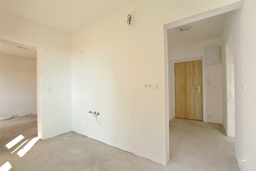 Pardubice,_prodej_bytu_2+kk_po_rekonstrukci_56_m2_+_lodzie,_sklep__002