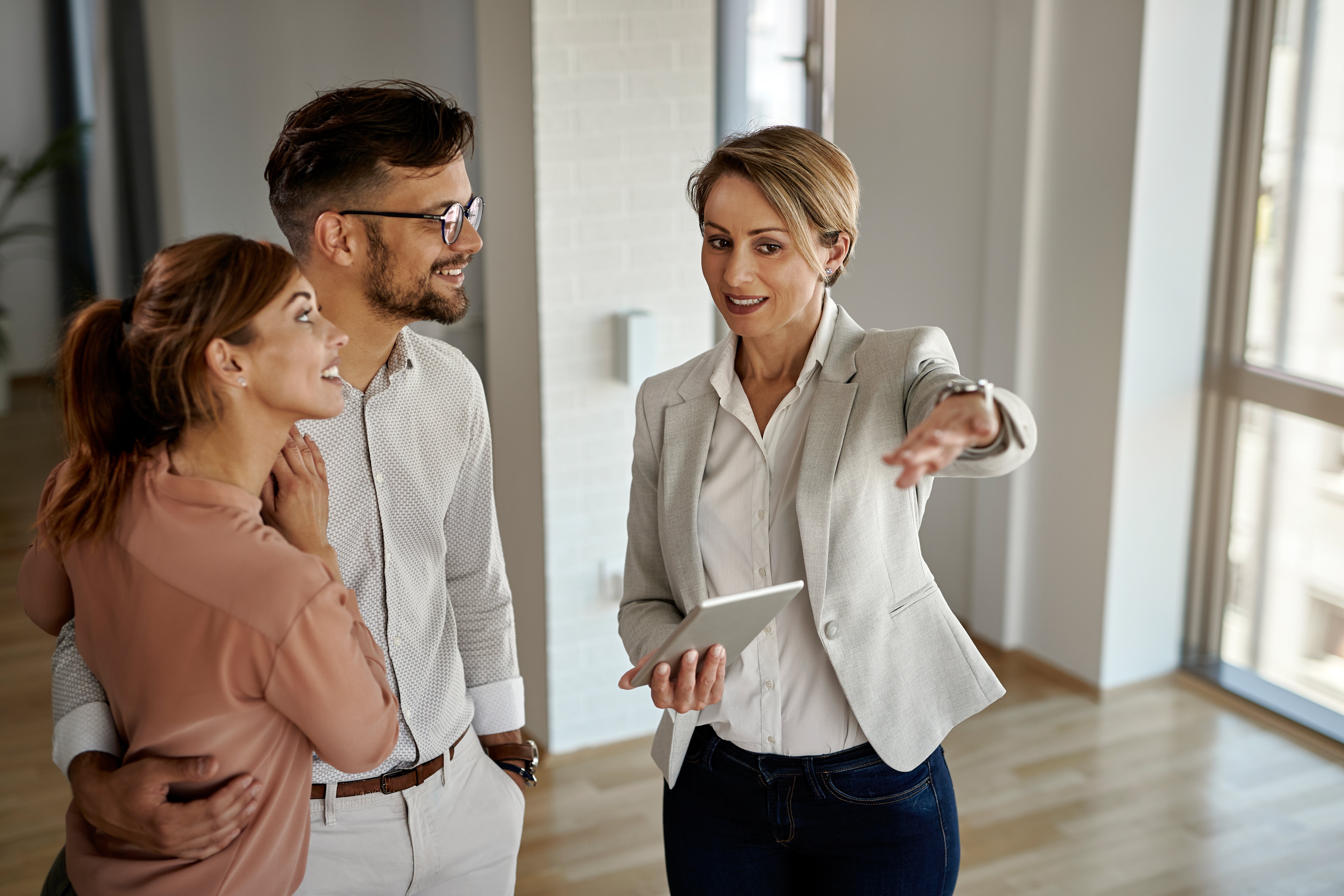 Obrázek happy-real-estate-agent-talking-couple-while-showing-them-new-apartment.jpg