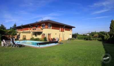 Společná zahrada s bazénem je orientovaná na jihozápad. Pěkna_1