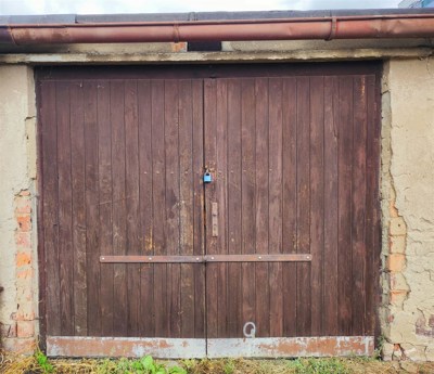 Dřevěná vrata na 2 zámky, rozměr vrat 2x2,3 m Řadová_garáž_žádané_lokalitě_Prahy_10_–_Michle_01