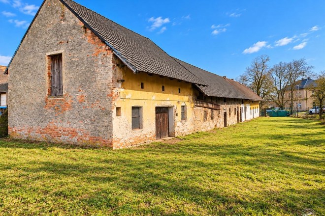 Prodej 1/2 RD + stavební pozemky 2 038 m², Libichov - Dobrovice