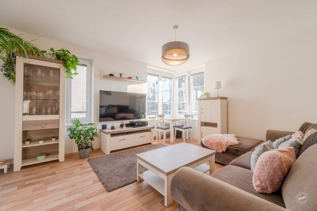 Byt 2+kk s balkónem, garážovým stáním a velkým sklepem, Sluneční město, Zbraslav