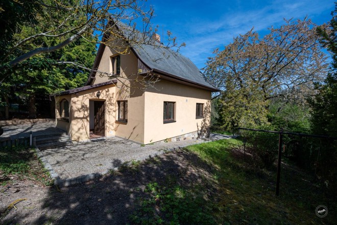 Prodej rekreačního objektu s velkou zahradou, Petříkov u Velkých Popovic, dispozice 3+1, plocha pozemku 908 m²