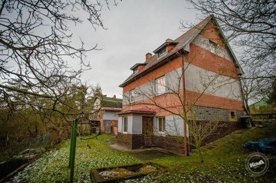 Dům má dva samostatné vchody. Z této strany je vidět druhý vchod - vstup do bytu 1+1. 2._Hradistko_04
