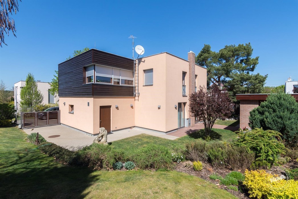 Rodinný_dům_lipence_pohled_ze_zahrady