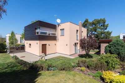 Rodinný_dům_lipence_pohled_ze_zahrady