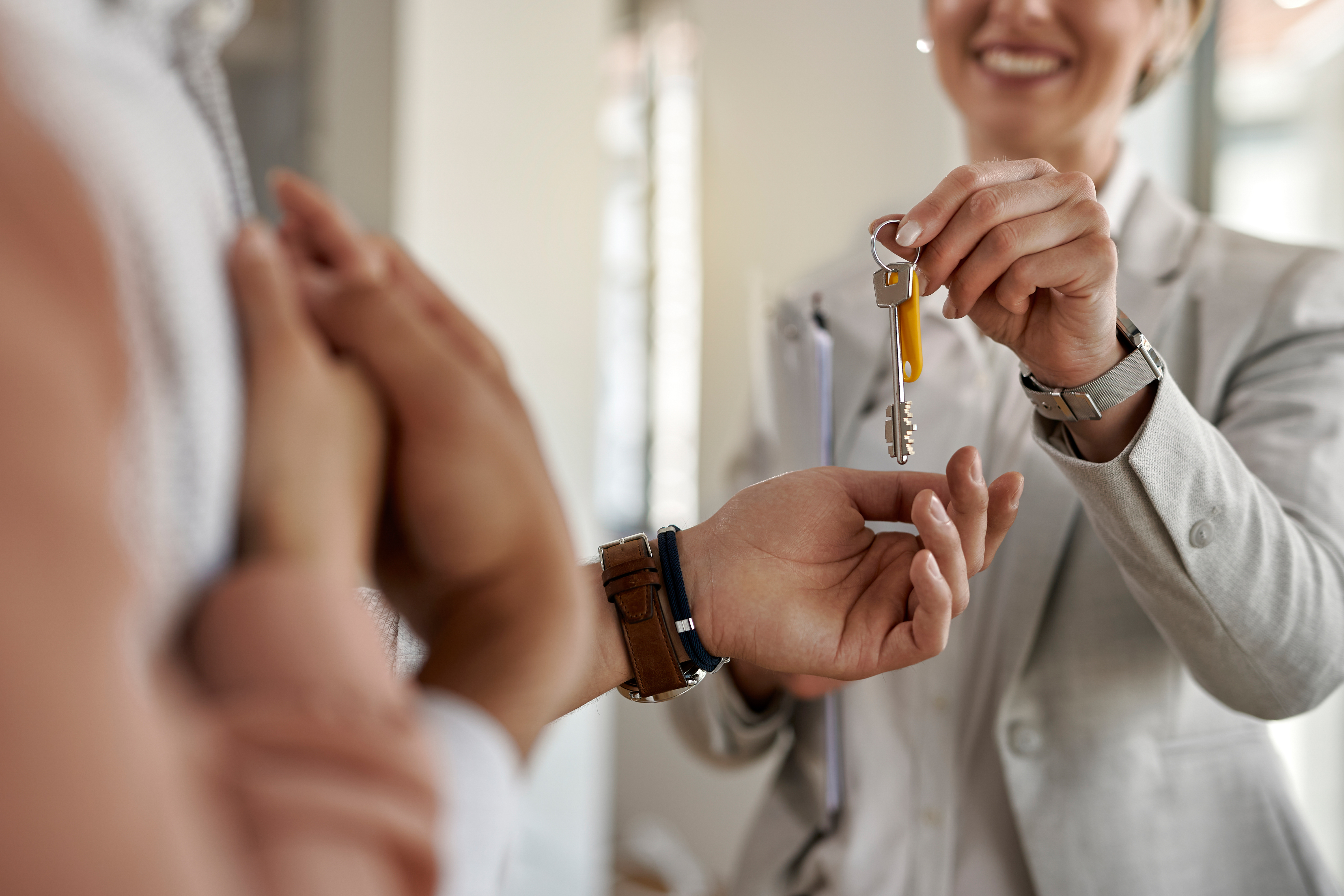 Obrázek closeup-couple-receiving-keys-their-new-apartment-from-real-estate-agent.jpg