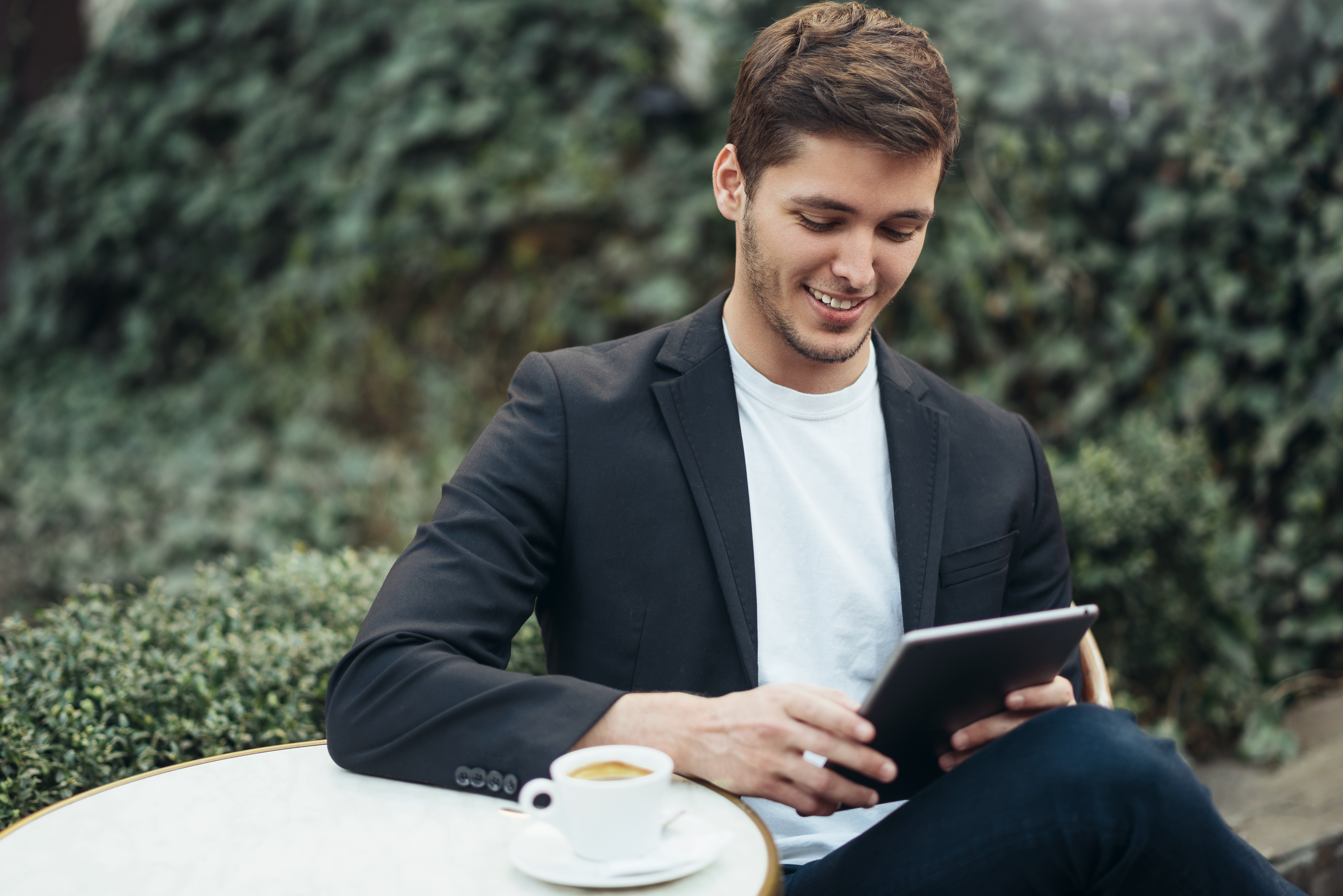 Obrázek portrait-handsome-smiling-caucasian-business-man-holding-tablet-device-browsing-internet-reading-good-news-email-coffee-break-modern-cafe-city-technology-business-concept.jpg