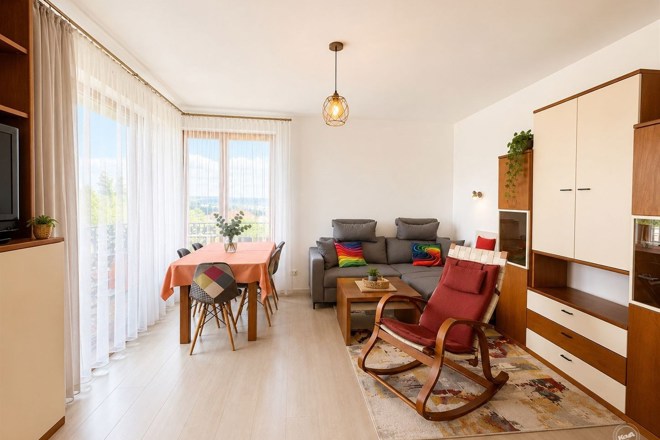 Pronájem plně vybaveného bytu 2+kk s balkonem, garážovým stáním, Praha 5 – Zbraslav