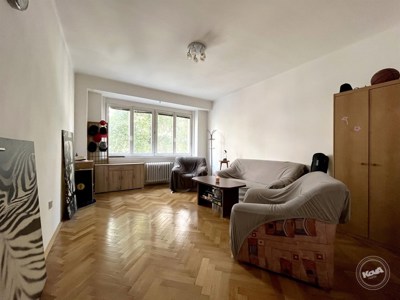 Byt má dva veliké samostatné pokoje. Jeden s parketovou podlahou, druhý s kobercem. IMG_3735